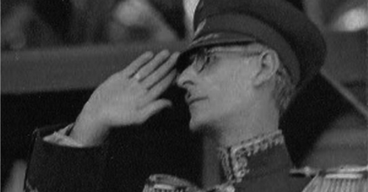 Foto en blanco y negro de López Contreras realizando saludo militar como imagen destacada del artículo sobre el programa de febrero.