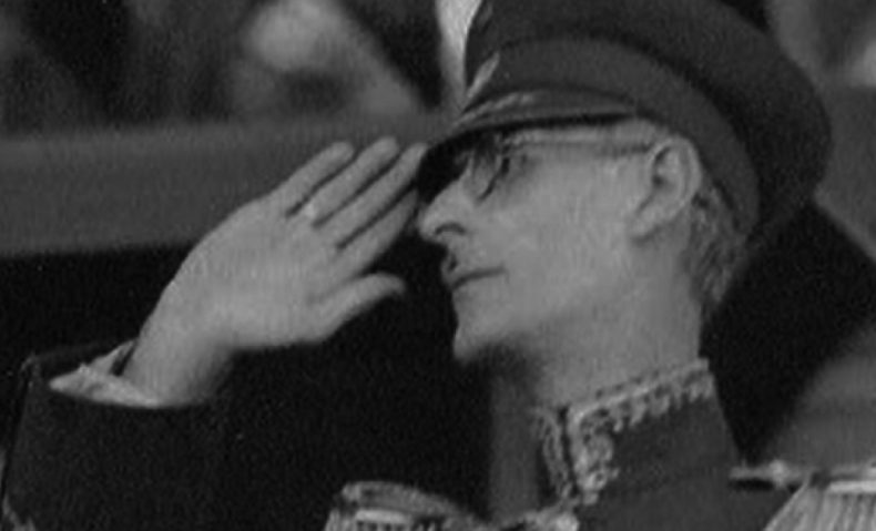 Foto en blanco y negro de López Contreras realizando saludo militar como imagen destacada del artículo sobre el programa de febrero.